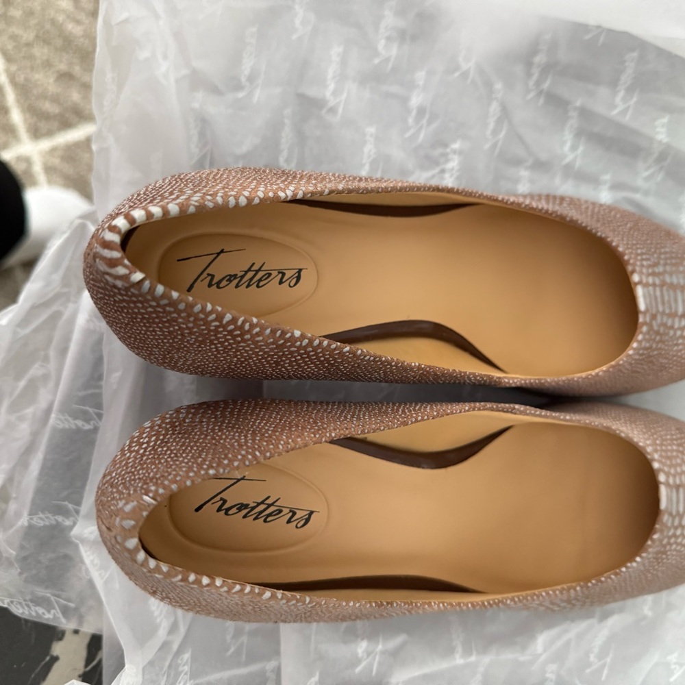 Trotters Women's Tan Textured Flats